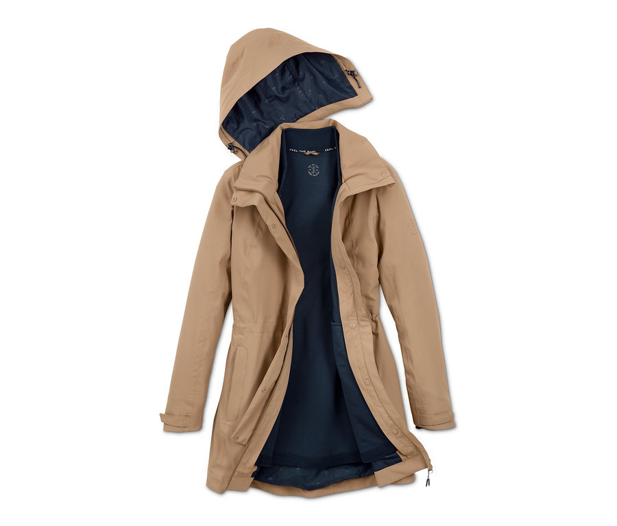 Beiger 3-in-1-Funktions-Outdoormantel mit Kapuze und dunkelblauer Innenschicht.