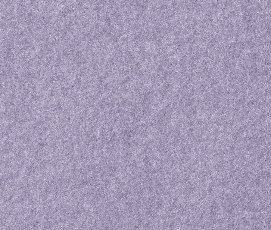 Nahaufnahme der Textur eines fliederfarbenen Kapuzensweatshirts.