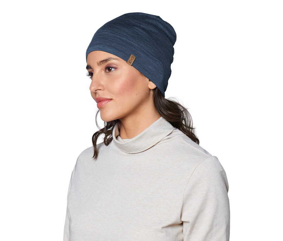 Frau trägt eine Mütze aus Merinowolle.