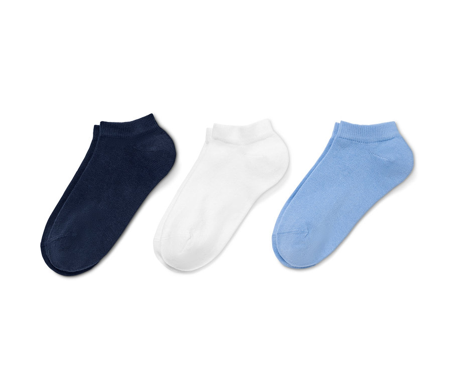 Drei Paar Sneakersocken: marineblau, weiß und hellblau.