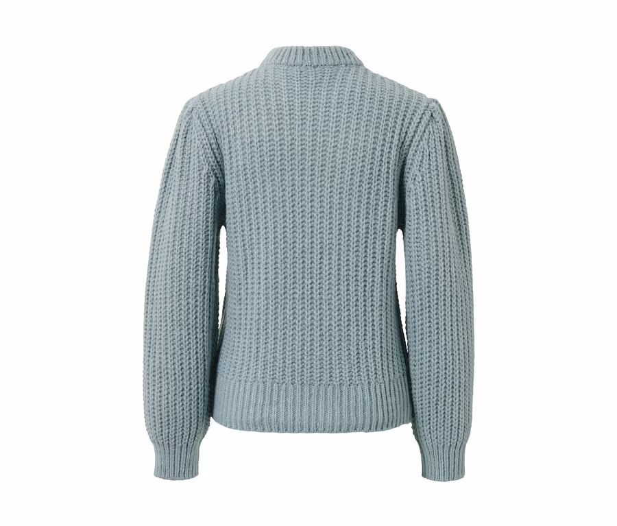 Detailansicht der Rückseite eines rauchblauen Grobstrick-Pullovers mit Wolle.