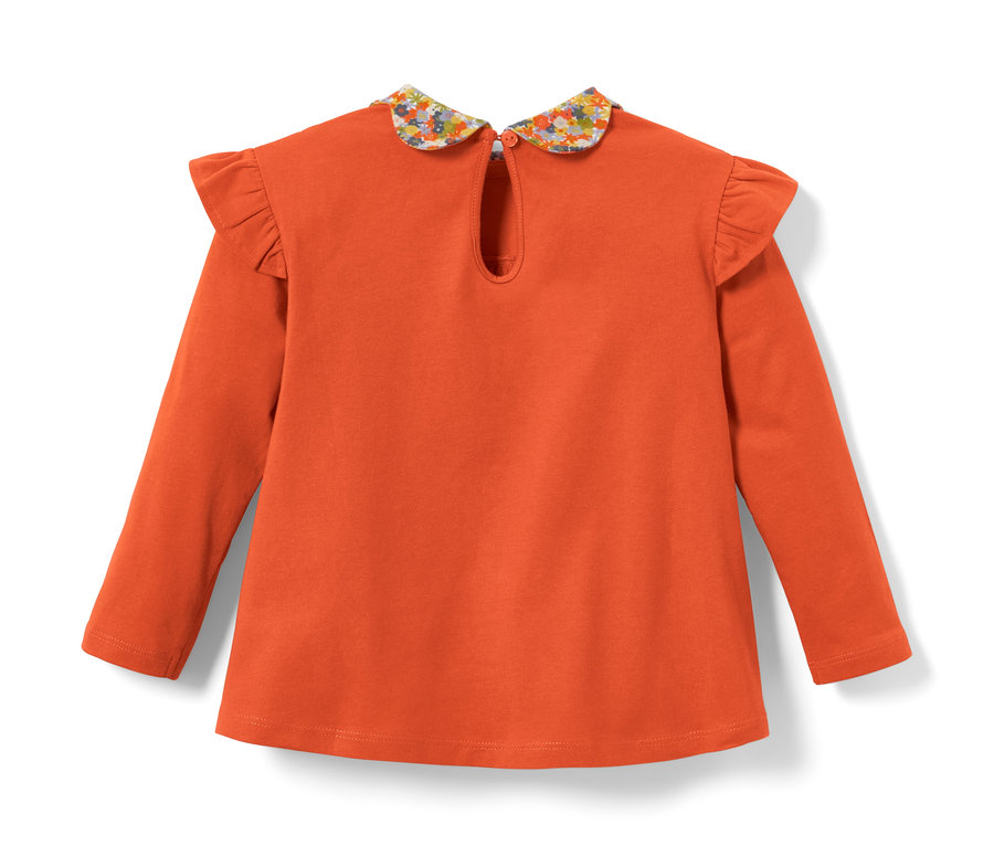Orangefarbenes Kleinkind-Langarmshirt mit Blumenkragen.