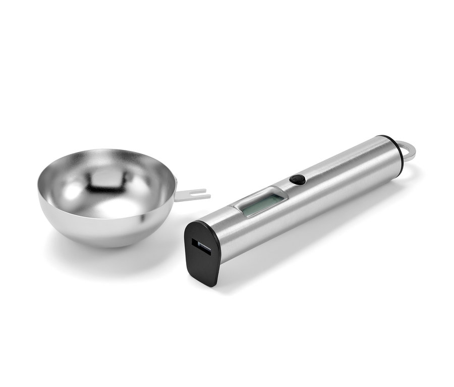 Eine digitale Löffelwaage aus Edelstahl liegt neben einer Edelstahlschüssel.