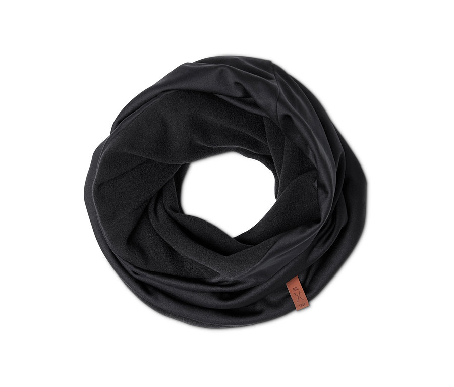 Nahaufnahme eines schwarzen Multifunktionsschals und einer Mütze, die zu einem Kreis gerollt sind.
