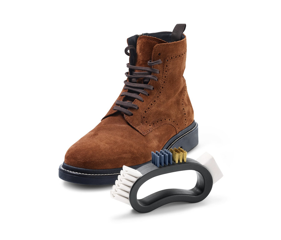 Ein brauner Schnürstiefel steht neben einer 3-in-1-Universal-Schuhbürste.