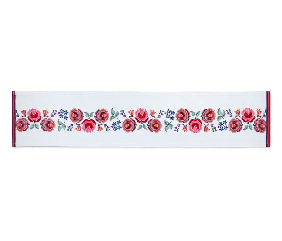 Ein Tischläufer mit Stickerei mit Blumenmuster.