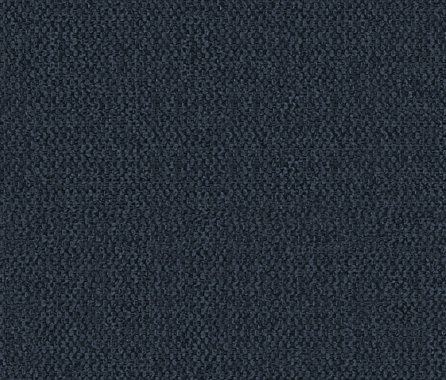 Nahaufnahme des saphirblauen Ohrensessels »Claire«.