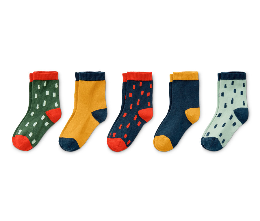 Fünf Paar Socken mit Bio-Baumwolle in verschiedenen Farben und Mustern.
