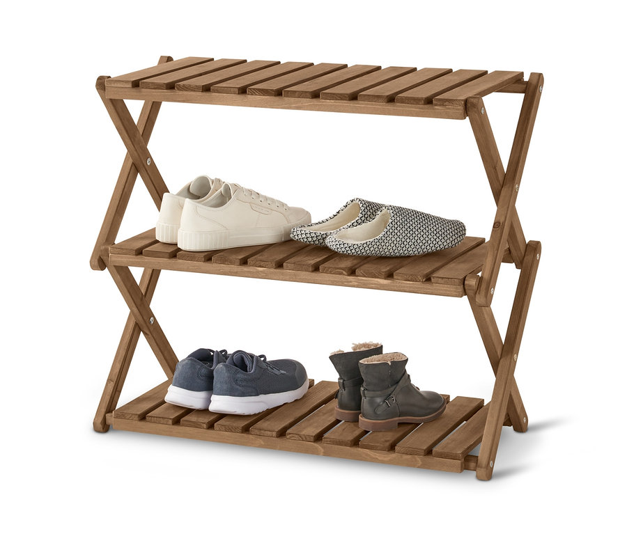 Ein braunes, zusammenklappbares Regal »Tinus« mit drei Ablagen, auf denen Schuhe stehen.