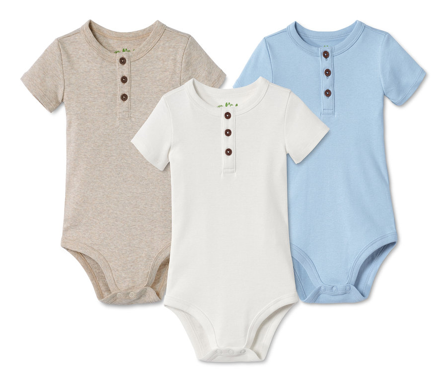 Drei Bodys aus Bio-Baumwolle in Beige, Weiß und Blau.