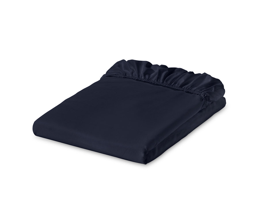 Gefaltetes marineblaues Jersey-Spannbettlaken in Normalgröße auf weißem Hintergrund.