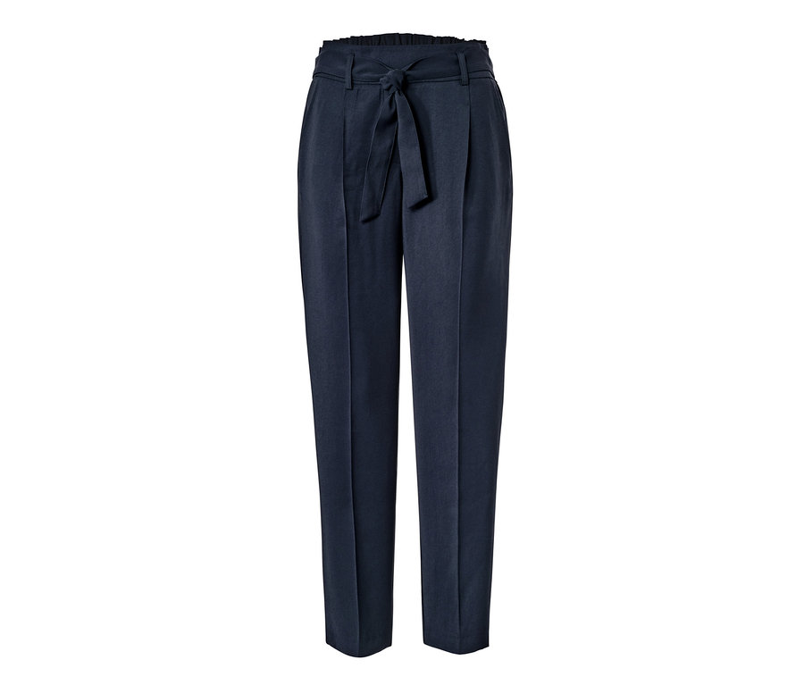 Eine dunkelblaue Bundfaltenhose mit Gürtel.