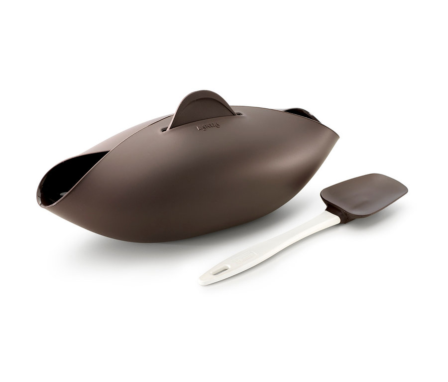 Ein braunes Lékué Brotback-Set und ein weißer Spatel liegen auf einem weißen Hintergrund.