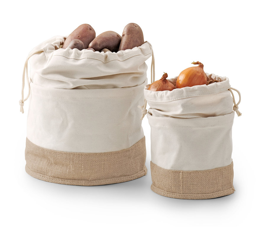 Zwei Aufbewahrungsbeutel, einer mit Kartoffeln und der andere mit Zwiebeln.