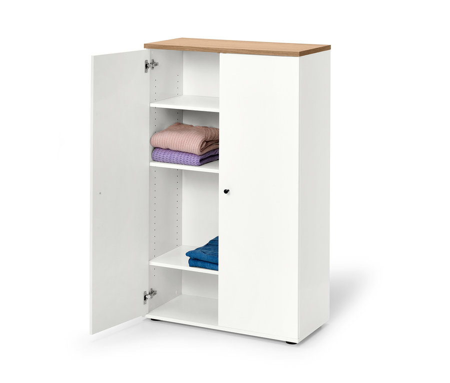 Ein offener, halbhoher Bekeson Schrank mit Kleidung auf den Regalen.