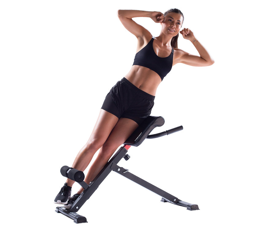 Frau trainiert auf Christopeit Bauch- und Rückentrainer AB 1000.