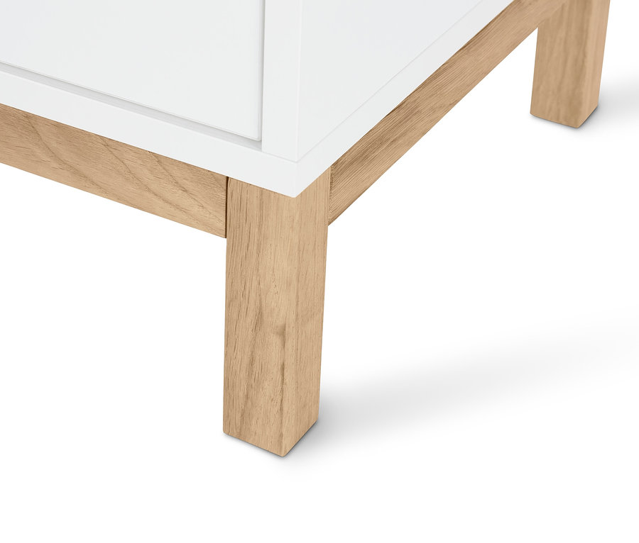 Detailansicht eines Nachttischs »Eklund« mit Schublade, der die Beine und den unteren Teil zeigt.