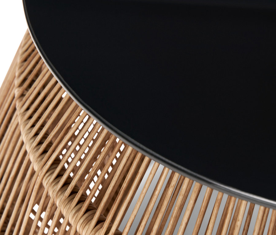 Detailansicht der Oberseite eines Design-Beistelltisches mit Polyrattangeflecht und schwarzer Glasplatte.