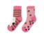 Zwei Paar rosa Antirutsch-Socken. Ein Paar mit braunen Streifen und Katzenbild, das andere mit braunen Punkten.
