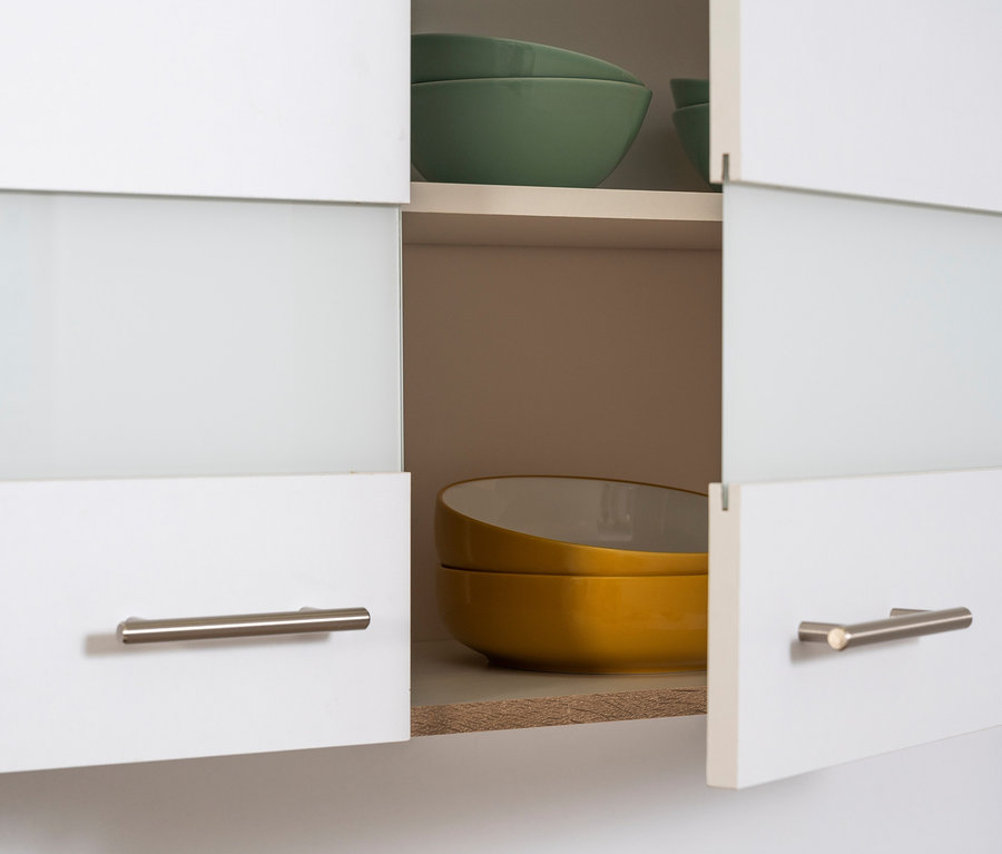 Geöffneter weißer Küchenschrank mit grünen und gelben Schüsseln. Respekta Economy Leerküchenblock, ca. 270 cm, Eiche Sonoma Sägerau-Dekor, weiß