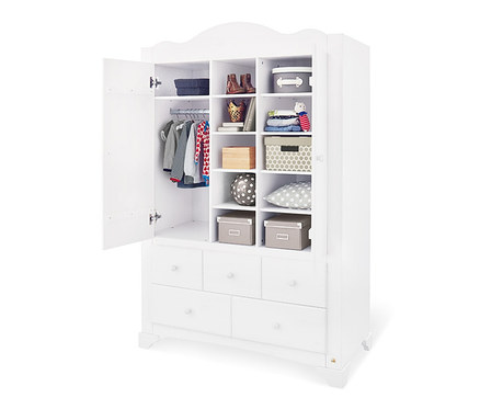 Weißes Pinolino Kinderzimmer mit offenem Kleiderschrank und Schubladen.