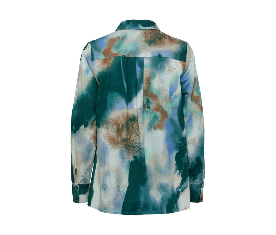 Detailansicht einer Hemdbluse mit langen Ärmeln und einem Muster in Grün-, Blau- und Brauntönen.