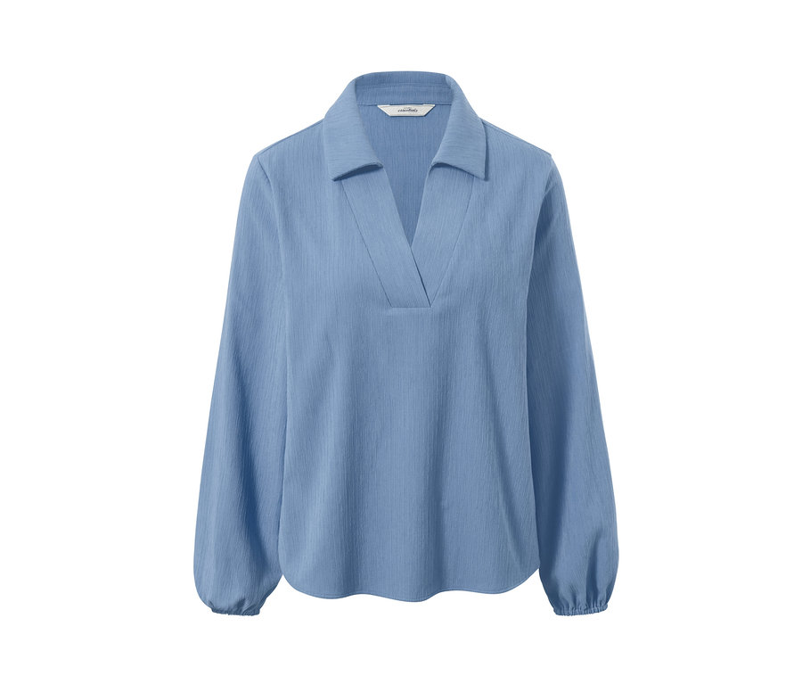 Hellblaue Bluse mit Polokragen.