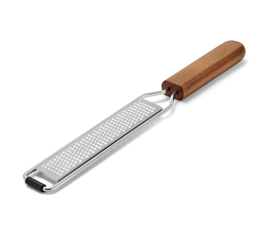 Eine feine Handreibe mit Holzgriff und Metallrahmen.