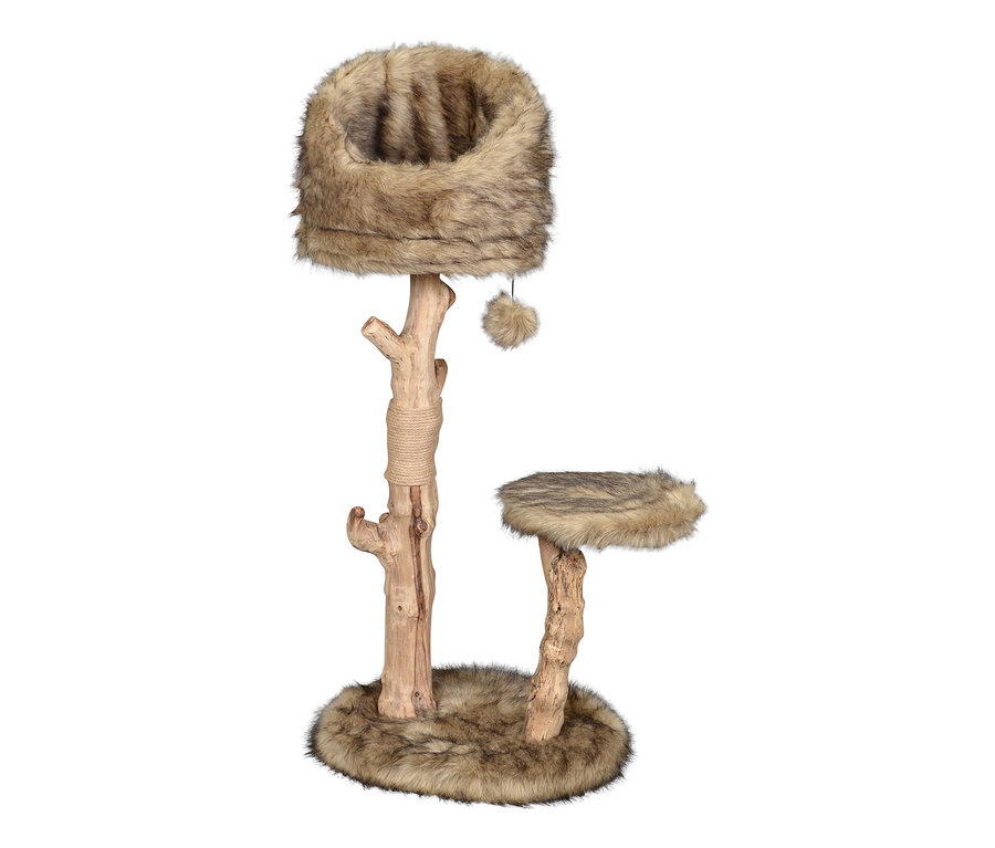 Ein dreistöckiger Katzenkratzbaum mit einem Plüschbettchen oben und Sisalseil um den Stamm gewickelt.