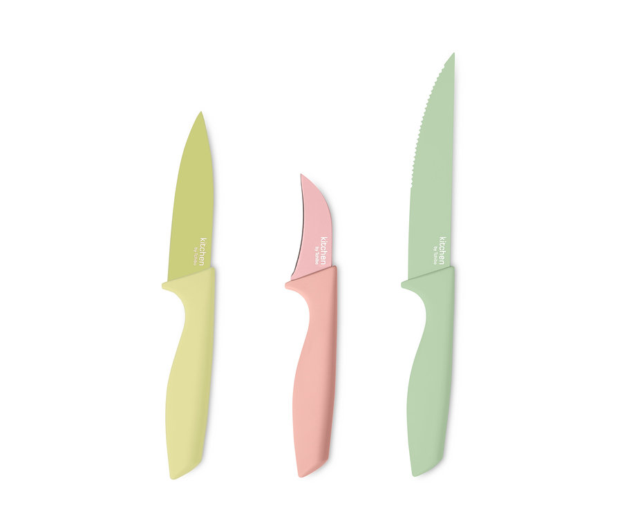 Drei Küchenmesser in Pastellfarben.