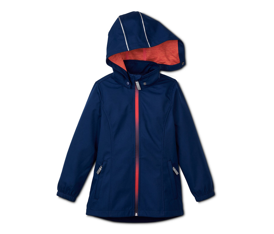 Marineblaue Softshelljacke mit recyceltem Material, die Kapuze hat ein oranges Futter.