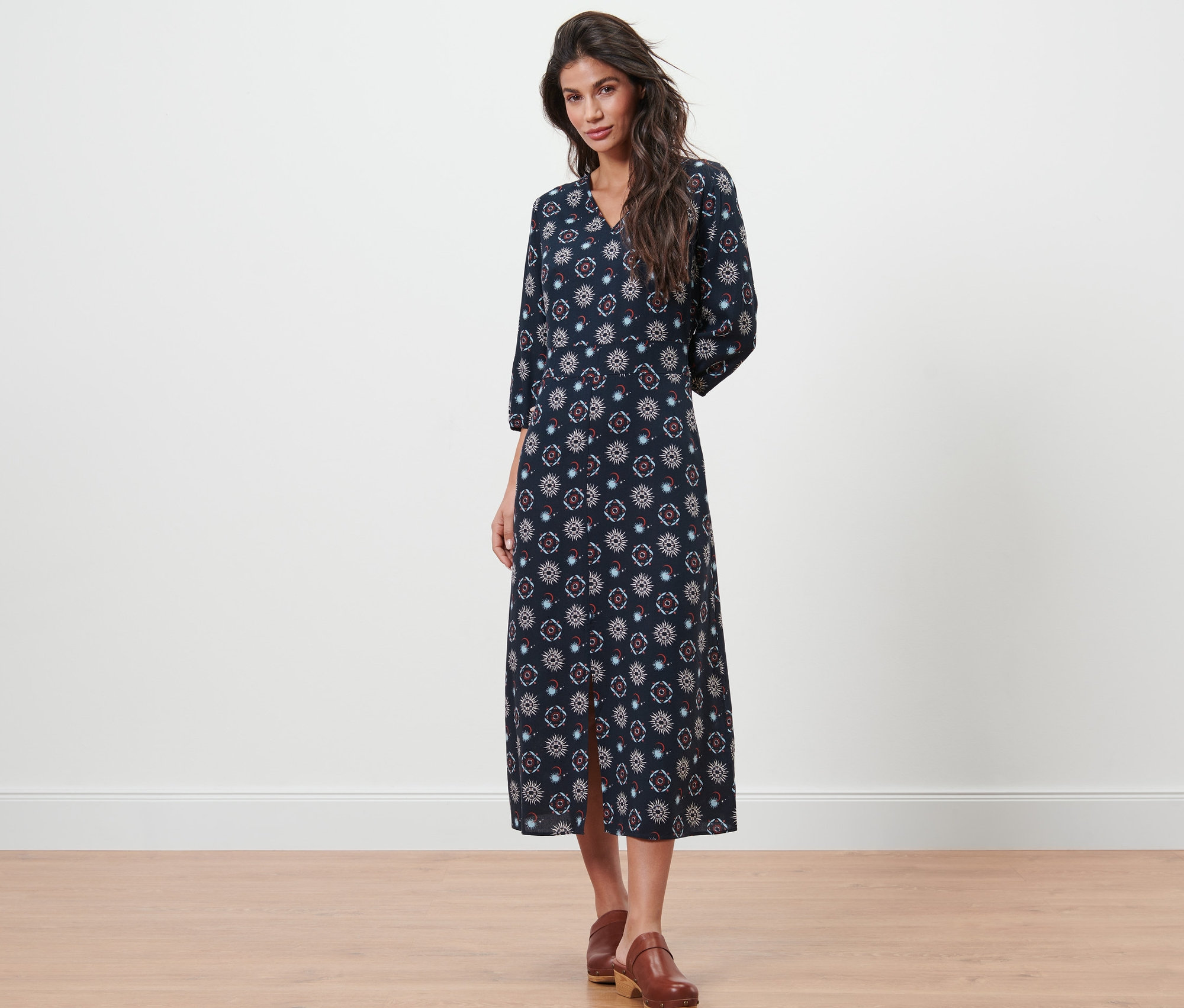 Frau trägt ein Kleid mit Print.