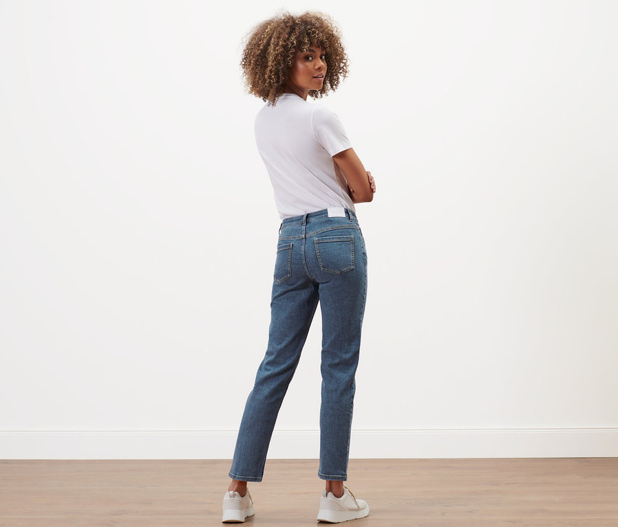 Frau posiert in Straight-Denim »Fit Juna« in Midblue.