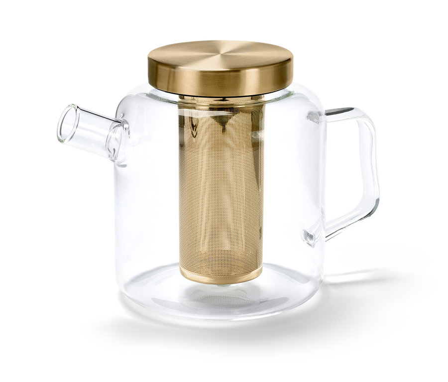 Eine Teekanne aus Glas mit Messingdeckel und Sieb.