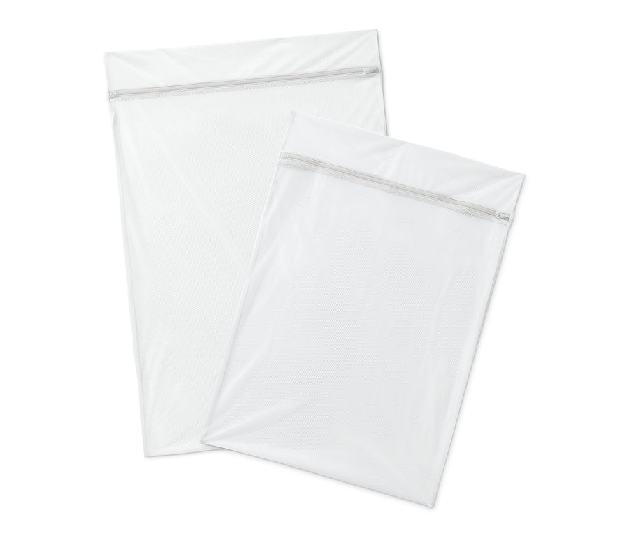 Zwei weiße XL-Wäschenetze.