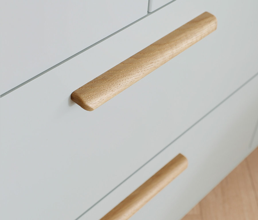 Detailansicht eines seidengrauen rauch Drehtürenschranks »Skandi«, 5-türig, mit Holzgriffen.