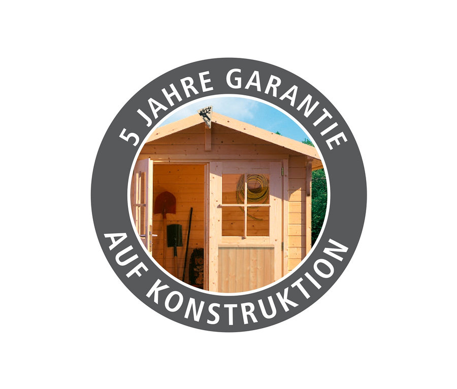 Geöffnetes Karibu Gartenhaus mit Holzlager, 19 mm, mit Werkzeugen darin und einem gelben Schlauch, der an der Tür hängt.