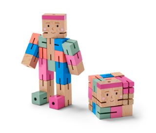 Zwei IQ-Puzzlefiguren aus Holz, eine in Form einer menschlichen Figur und die andere in Form eines Würfels.