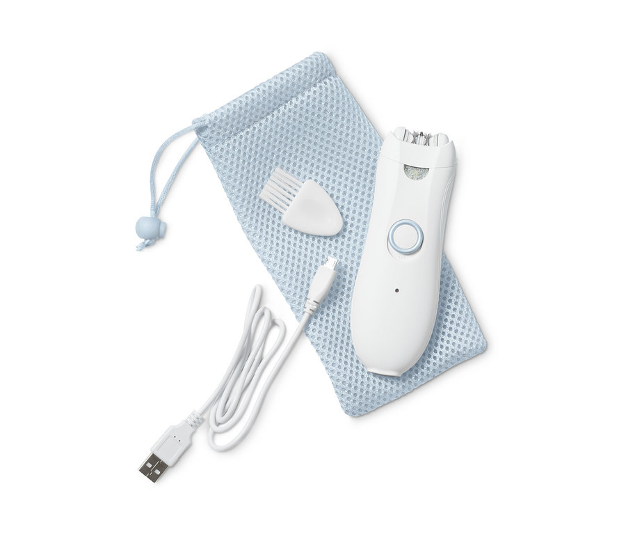 Weißer Gesichtsepilierer mit Bürste, USB-Kabel und blauem Beutel auf weißem Hintergrund.