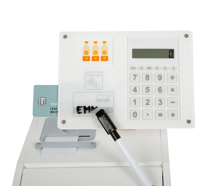 Detailansicht der weißen small foot Kasse »fresh« mit Display, Tasten, Kartenleser, Stift und Papierblock.