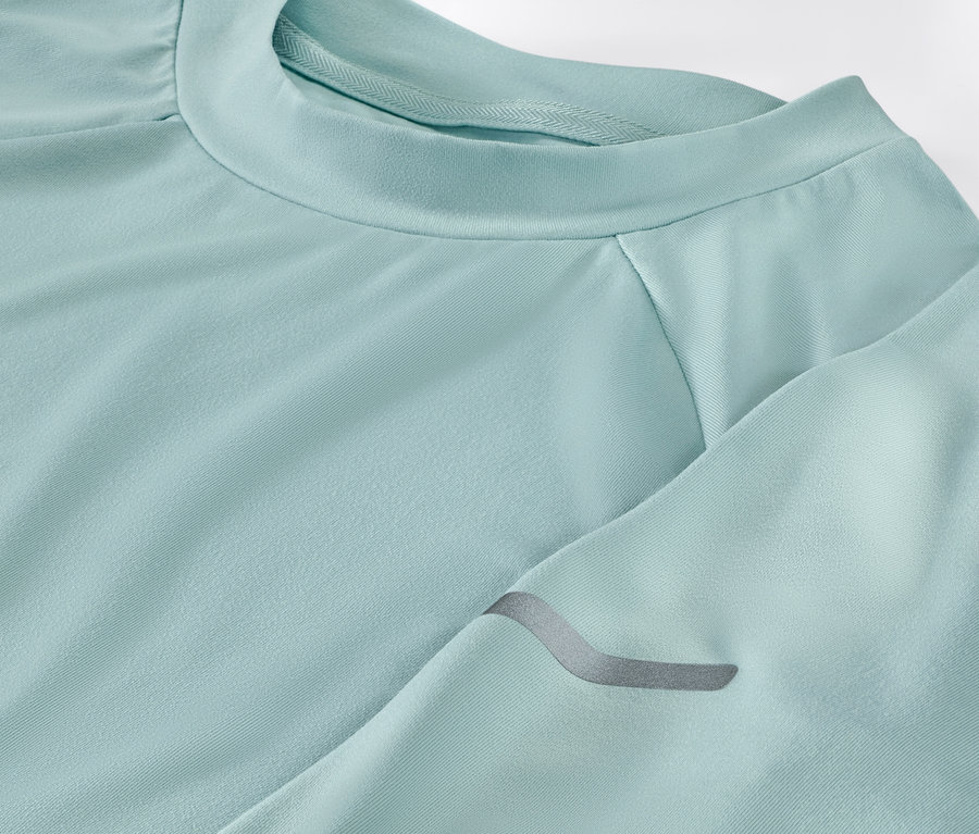 Detailaufnahme eines hellblauen Langarm-Funktionsshirts.