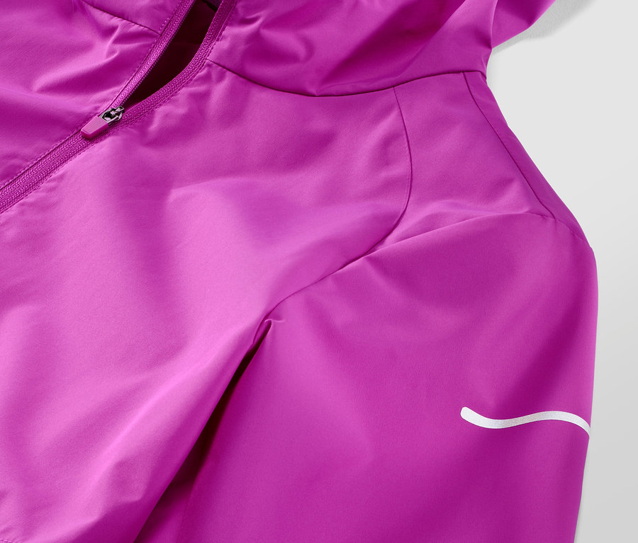 Detailansicht der neonbeerenfarbenen Windprotection-Laufjacke.