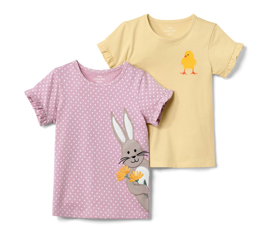 Zwei Kleinkinder-T-Shirts: ein rosa T-Shirt mit Hasenmotiv und Punkten, ein gelbes mit Küken.