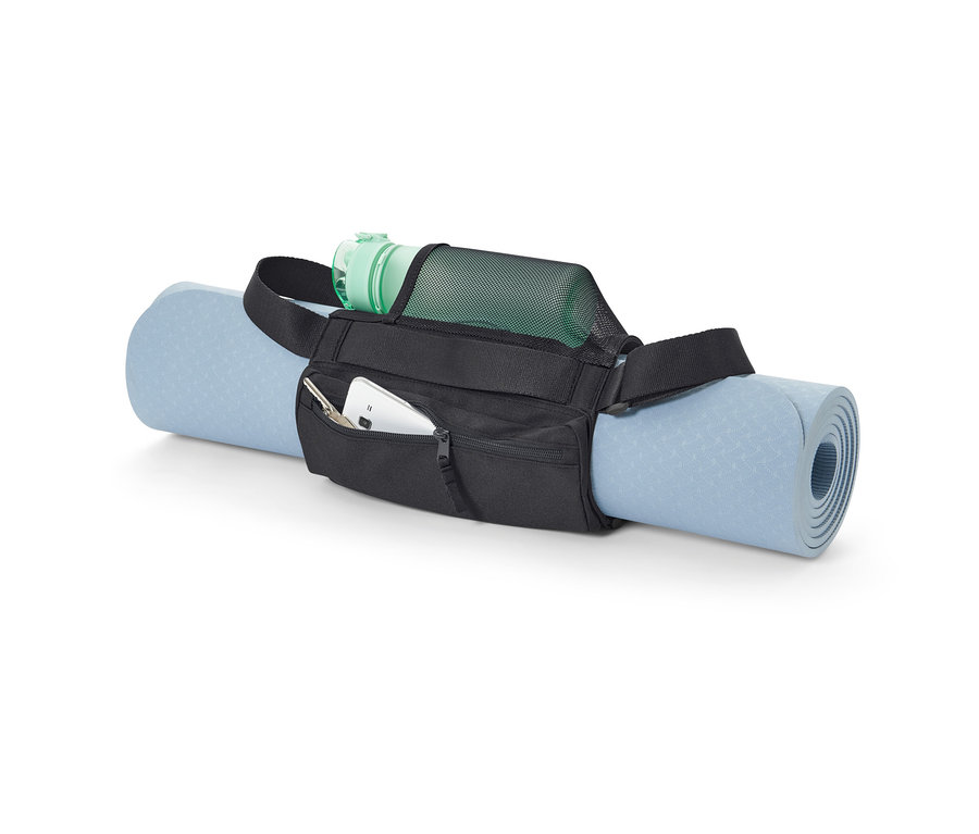 Eine blaue Yogamatte ist mit einem schwarzen Mattentragegurt befestigt. In der Tasche des Gurtes befinden sich ein Handy und Schlüssel, und in der Netztasche befindet sich eine grüne Wasserflasche.