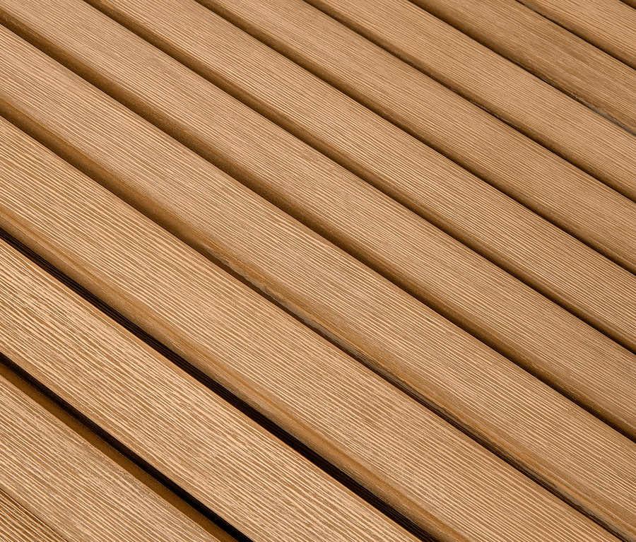 Detailaufnahme eines naturfarbenen Adirondack Gartensessels mit ausziehbarem Fußteil.