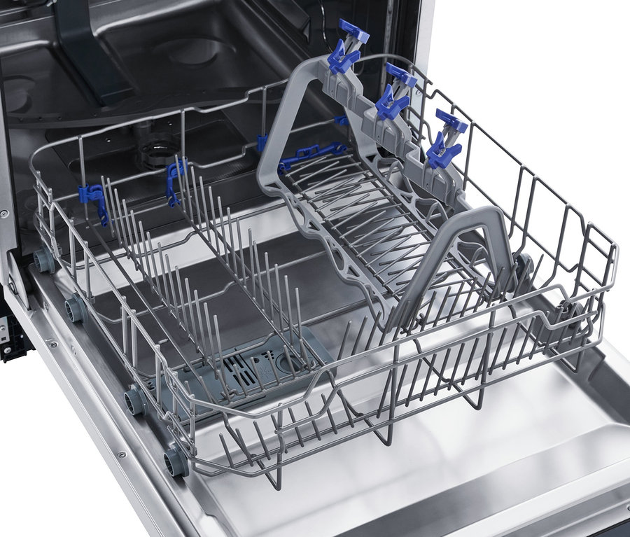 Ein offener Respekta Geschirrspüler mit herausgezogenem Korb.