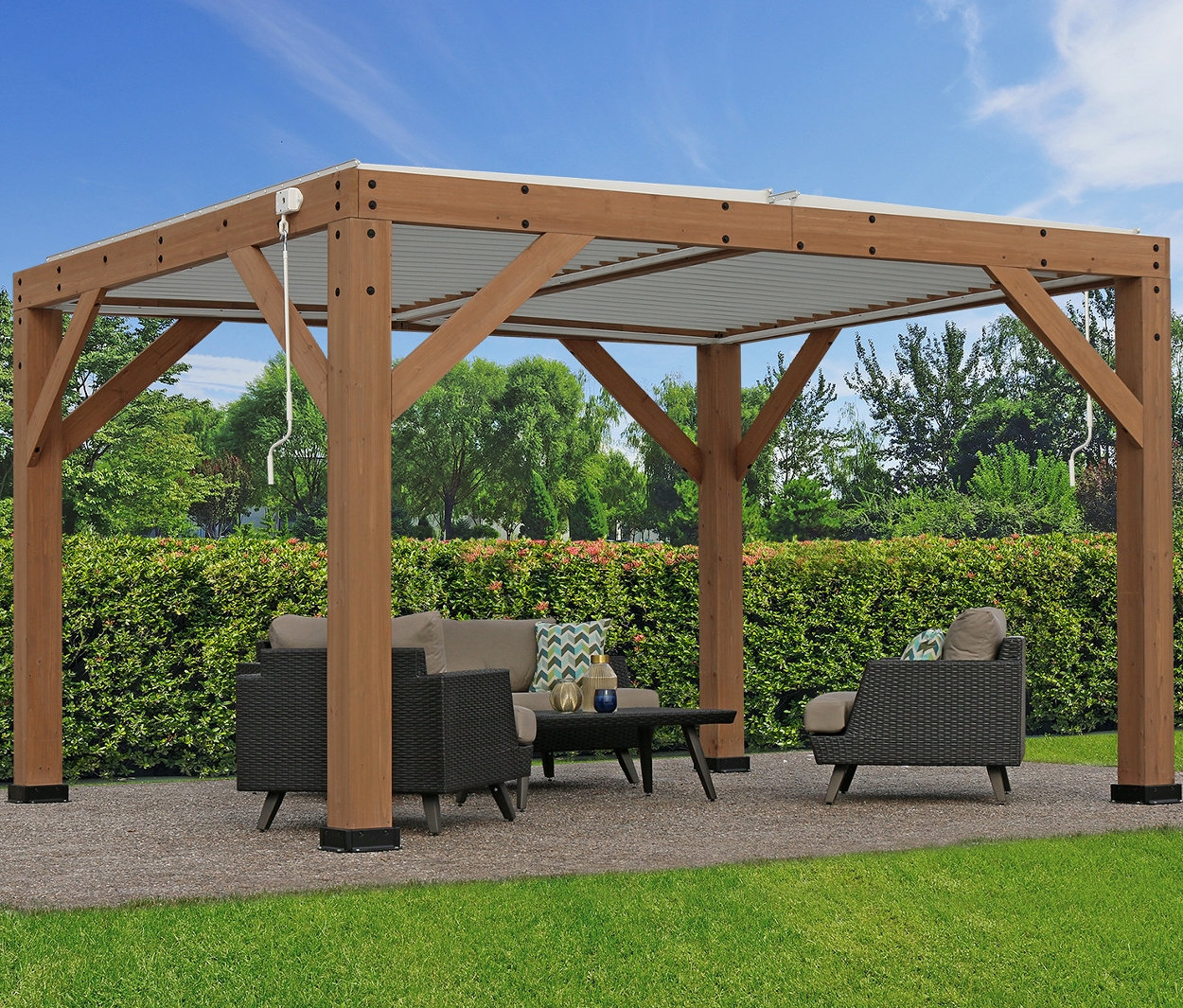 Außensitzgruppe unter einer Pergola mit Lamellendach.