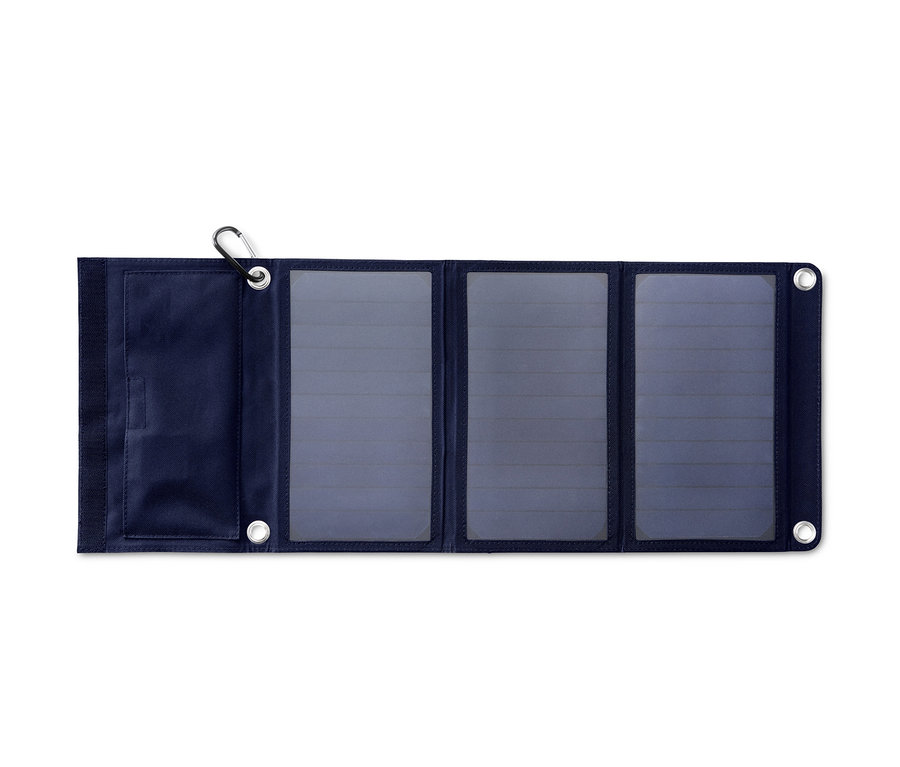 Ein blaues, faltbares Solar-Ladegerät mit silbernem Karabiner.