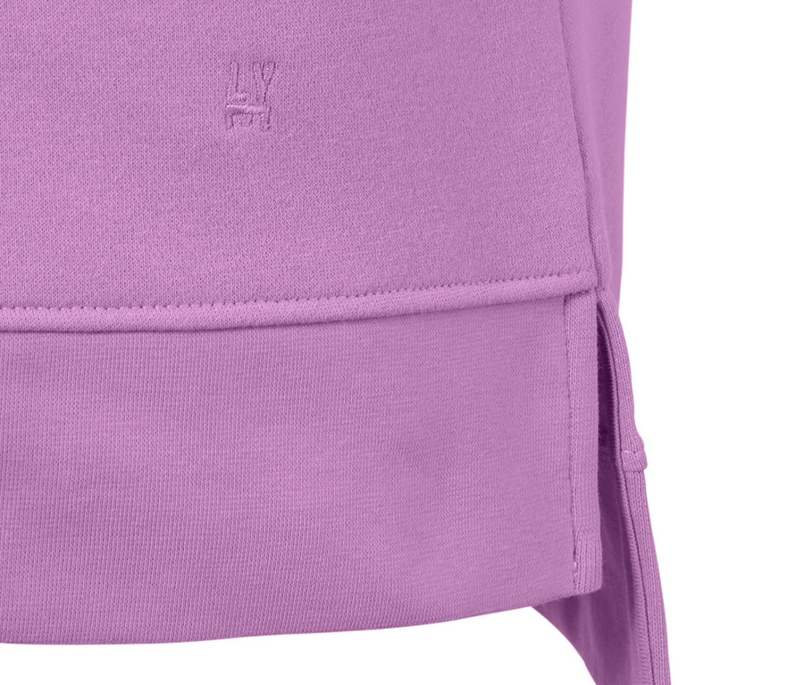 Detailansicht eines lila Sweatshirts.