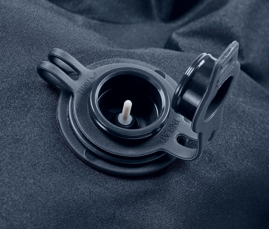 Detail einer Luftmatratze mit integrierter Fußpumpe.